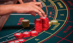 Pengguna menikmati hiburan sports dan casino melalui aplikasi mobile fafajp dengan nyaman